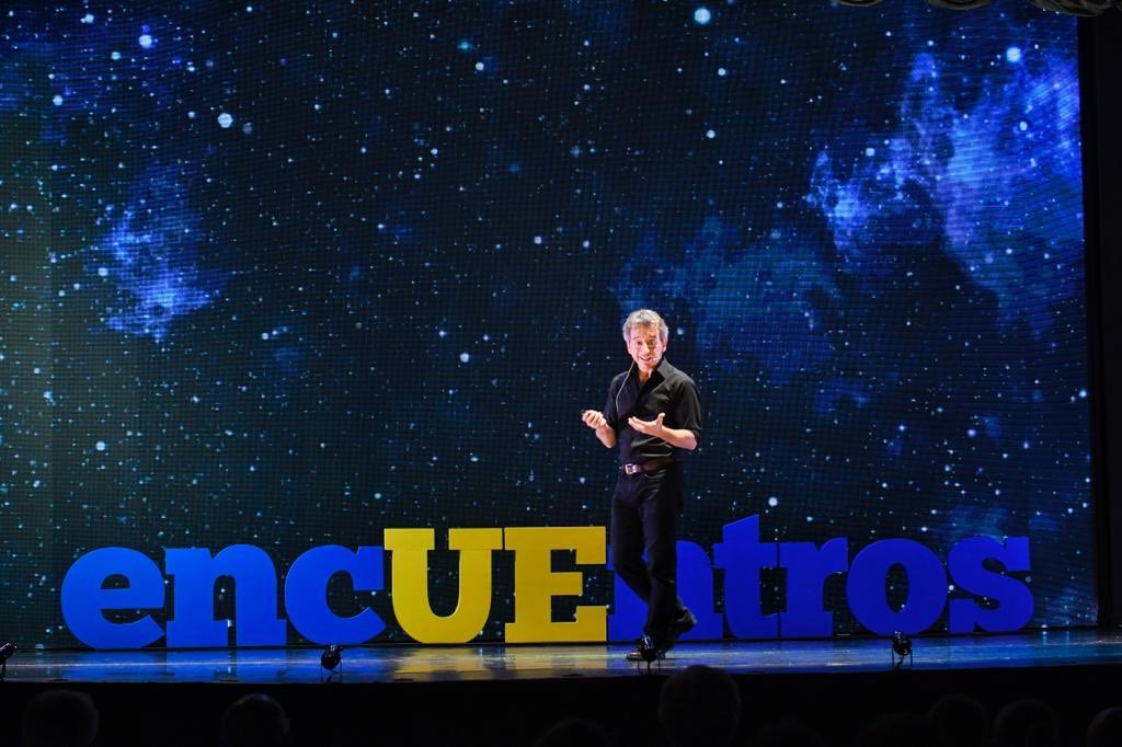 Andrea Renda speaking on the Encuentros stage